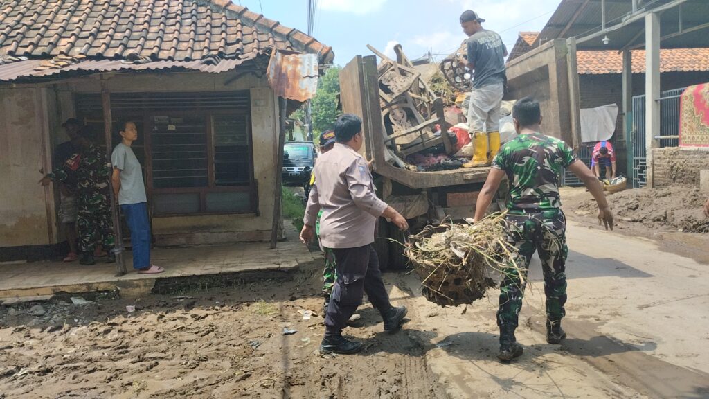 Gotong Royong Pembersihan/Karya Bhakti Pasca Bencana Banjir di Desa Palir Kabupaten Cirebon